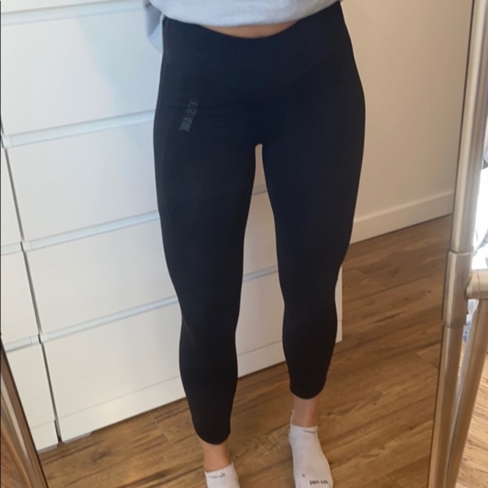 Black gym shark leggings